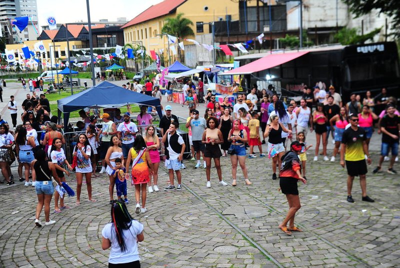 CAXIAS DO SUL, RS, BRASIL, 04/02/2024. Pré-Carnaval de Caxias, com a Escola de Samba Unidos do É o Tchan, na Praça das Feiras, bairro São Pelegrino. (Porthus Junior/Agência RBS)<!-- NICAID(15669486) -->