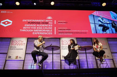 Porto Alegre, RS, Brasil, 09.04.2025: South Summit 2025. Painel com a diretora de marketinga da RBS, Caroline Torma, sobre Entretenimento com propósito: como contagiar o público com a causa ESG a partir de experiências memoráveis. Da e/d: Rafael Lemos, CEO, Renata Altenfelder, CMO Lojas Renner e Caroline Torma Diretora-executiva de marketing do Grupo RBS. Fotos: Duda Fortes/Agencia RBSIndexador: DF<!-- NICAID(16013714) -->