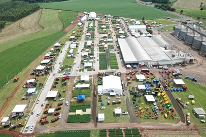 CAMPO NOVO, RS, BRASIL, 18/02/2025. O noroeste do Rio Grande do Sul recebe, nesta semana, a 9ª ExpoAgro Cotricampo. Realizado no município de Campo Novo, no noroeste do RS, o evento começa nesta quarta-feira (19) e segue até sábado (22), no Parque da Cotricampo, às margens da RS-518. Nas fotos, o complexo que vai abrigar a feira recebe os últimos ajustes na véspera do evento. Foto: Jair Kuntzler/Cotricampo/Divulgação<!-- NICAID(15978992) -->