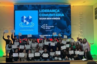 Projeto “Liderança Comunitária 2024” visa à reconstrução das escolas afetadas pela enchente no RS por meio do protagonismo juvenil. <!-- NICAID(15820842) -->