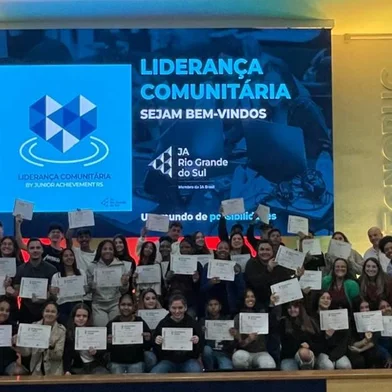 Projeto “Liderança Comunitária 2024” visa à reconstrução das escolas afetadas pela enchente no RS por meio do protagonismo juvenil. <!-- NICAID(15820842) -->