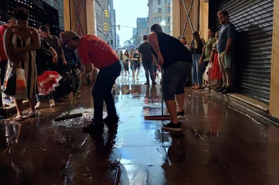 Temporal de 31/03/25 atinge Mercado Público de Porto Alegre<!-- NICAID(16007859) -->