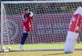 Dinastia Becker: filho e sobrinho de ex-goleiros do Inter participa de treino com o time principal