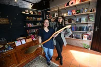 NOVA PETRÓPOLIS, RS, BRASIL, 04/08/2026. Livraria Romântica, localizada no Parque Aldeia do Imigrante em Nova Petrópolis. Livraria temática dedicada exclusivamente à literatura romântica e à fantasia. Com um ambiente dedicado à estética romântica de época e outro à fantasia, principalmente Harry Potter e de romantasia. Na foto, as proprietárias Rebeca Menezes Rendeiro de Albuquerque (E) e Anna Júlia Maurity Prado (D). (Porthus Junior/Agência RBS)<!-- NICAID(16339818) -->
