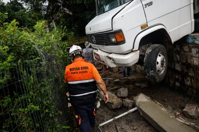 PORTO ALEGRE, RS, BRASIL, 12-02-2026: Caminhão perde o controle durante a descida da Oscar Pereira e derruba muro, quase atingindo casas. (Foto: André Ávila/ Agência RBS)Indexador: Andre Avila<!-- NICAID(16224635) -->