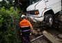 Caminhão avança em mureta e vira pendurado na zona sul de Porto Alegre