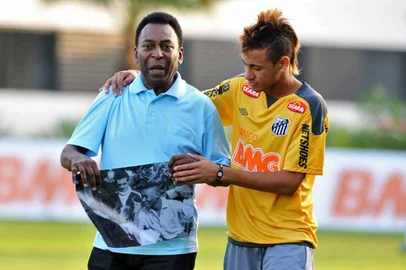 Pelé e Neymar, durante visita do Rei do Futebol no CT do Santos. Ano de 2011Indexador:                                 <!-- NICAID(15307984) -->