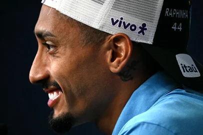 Brazil's forward Raphinha smiles as he gives a press conference at The Ridge hotel in Basking Ridge, New Jersey on June 10, 2026, ahead of the 2026 World Cup football tournament. (Photo by MAURO PIMENTEL / AFP)Editoria: SPOLocal: Basking RidgeIndexador: MAURO PIMENTELSecao: soccerFonte: AFPFotógrafo: STF<!-- NICAID(16303897) -->