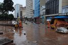 Garis fazem a limpeza do Centro de Porto Alegre com recuo da água e redução do nível do Guaíba<!-- NICAID(15767611) -->