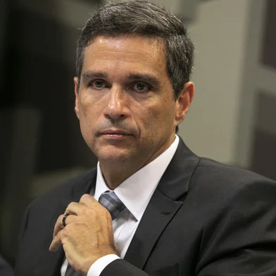 Brazilian Senior banking executive Roberto Campos Neto, who was nominated by Brazil's President Jair Bolsonaro for the presidency of Brazil's Central Bank, gestures during a meeting of the Brazilian Federal Senate Economic Affairs Committee (CAE) in Brasilia on February 26, 2019. - Campos Neto must be first approved by the CAE and the Senate, in order to be able to take office. (Photo by Sergio LIMA / AFP)Editoria: FINLocal: BrasíliaIndexador: SERGIO LIMASecao: central bankFonte: AFPFotógrafo: STR<!-- NICAID(15349251) -->