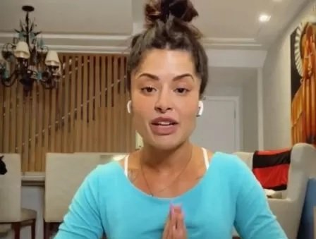 Aline Riscado fica menstruada durante live e normaliza: "Algo divino