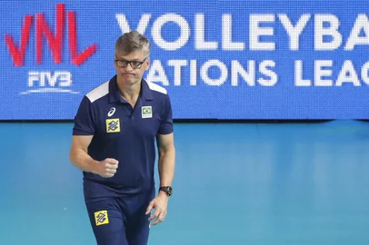FIVB Volleyball Mens Nations League Finals Brazil head coach Renan Dal Zotto reacts to a point for his team against Iran during the FIVB Volleyball Nations League Finals Pool B game in Chicago, Illinois on July 12, 2019. (Photo by KAMIL KRZACZYNSKI / AFP)Editoria: SPOLocal: ChicagoIndexador: KAMIL KRZACZYNSKISecao: volleyballFonte: AFPFotógrafo: STR<!-- NICAID(14842856) -->