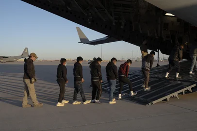 Department of Defense augments US Customs and Border Protection in removal flight effortsThis image released by the Department of Defense shows US Customs and Border Protection security agents guide shackled undocumented migrants onboard a C-17 Globemaster III assigned to the 60th Air Mobility Wing for a removal flight at Fort Bliss, Texas, on January 23, 2025. Under the direction of US Northern Command, US Transportation Command is supporting Immigration and Customs Enforcement removal flights by providing military airlift. (Photo by Nicholas J. De La Pena / DVIDS / AFP) / RESTRICTED TO EDITORIAL USE - MANDATORY CREDIT "AFP PHOTO / DVIDS / Department of Defense / US Army Sgt. 1st Class Nicholas J. De La Pena " - NO MARKETING NO ADVERTISING CAMPAIGNS - DISTRIBUTED AS A SERVICE TO CLIENTSEditoria: SOILocal: Fort BlissIndexador: NICHOLAS J. DE LA PENASecao: illegal immigrantsFonte: DVIDSFotógrafo: Handout<!-- NICAID(15965318) -->