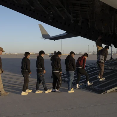 Department of Defense augments US Customs and Border Protection in removal flight effortsThis image released by the Department of Defense shows US Customs and Border Protection security agents guide shackled undocumented migrants onboard a C-17 Globemaster III assigned to the 60th Air Mobility Wing for a removal flight at Fort Bliss, Texas, on January 23, 2025. Under the direction of US Northern Command, US Transportation Command is supporting Immigration and Customs Enforcement removal flights by providing military airlift. (Photo by Nicholas J. De La Pena / DVIDS / AFP) / RESTRICTED TO EDITORIAL USE - MANDATORY CREDIT "AFP PHOTO / DVIDS / Department of Defense / US Army Sgt. 1st Class Nicholas J. De La Pena " - NO MARKETING NO ADVERTISING CAMPAIGNS - DISTRIBUTED AS A SERVICE TO CLIENTSEditoria: SOILocal: Fort BlissIndexador: NICHOLAS J. DE LA PENASecao: illegal immigrantsFonte: DVIDSFotógrafo: Handout<!-- NICAID(15965318) -->