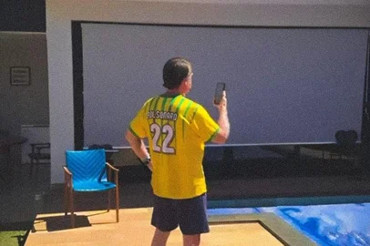 RIO DE JANEIRO, RJ, BRASIL, 04-08-2025: Filho de Bolsonaro, Carlos posta foto do pai usando celular. Imagem seria evidência de violação de medidas cautelares pelo político. Foto: Carlos Bolsonaro @CarlosBolsonaro/X/Reprodução<!-- NICAID(16094275) -->