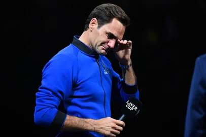 Switzerland's Roger Federer sheds a tear during an interview after playing his final match, a doubles with Spain's Rafael Nadal of Team Europe against USA's Jack Sock and USA's Frances Tiafoe of Team World in the 2022 Laver Cup at the O2 Arena in London, early on September 24, 2022. - Roger Federer brings the curtain down on his spectacular career in a "super special" match alongside long-time rival Rafael Nadal at the Laver Cup in London on Friday. (Photo by Glyn KIRK / AFP) / RESTRICTED TO EDITORIAL USEEditoria: SPOLocal: LondonIndexador: GLYN KIRKSecao: tennisFonte: AFPFotógrafo: STR<!-- NICAID(15216074) -->