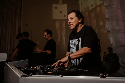 A festa “Boys Don't Cry”, criada pelo jornalista e DJ Mauro Borba, celebra a música dos anos 1980 e 1990 e, pela primeira vez, acontecerá no Viva Open Mall, no próximo sábado, 19.<!-- NICAID(15508167) -->