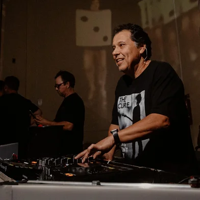 A festa “Boys Don't Cry”, criada pelo jornalista e DJ Mauro Borba, celebra a música dos anos 1980 e 1990 e, pela primeira vez, acontecerá no Viva Open Mall, no próximo sábado, 19.<!-- NICAID(15508167) -->