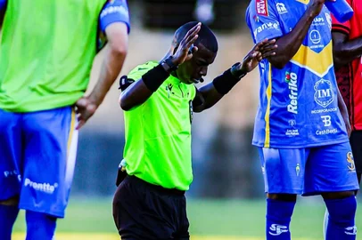 árbitro do jogo do Brasil de Pelotas se ajoelha e reza por recuperação de atleta<!-- NICAID(16269254) -->