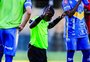 Árbitro se ajoelha e reza por recuperação de atleta em jogo de clube gaúcho na Série D