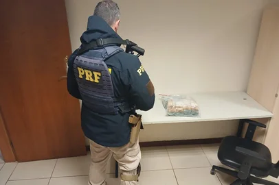 Dois uruguaios foram presos, neste sábado (16), em Santiago, na na região central do Estado, transportando R$ 458,5 mil, escondidos dentro de um veículo.  A ação, da Polícia Rodoviária Federal (PRF), ocorreu na BR-287, durante a manhã. Os detidos são dois homens, com 27 e 29 anos. <!-- NICAID(16286710) -->