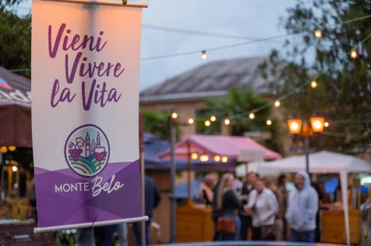 Começa a partir desta sexta-feira (15) a quinta edição do Vieni Vivere la Vita Festival, evento que busca promover a enogastronomia e os produtos locais. Dedicado a destacar vinícolas, restaurantes, agroindústrias e artesanatos da região, o festival é uma das principais atrações culturais da cidade, fortalecendo o município como destino de experiências na Serra. O festival que ocorre na Praça Padre José Ferlin, no Centro de Monte Belo do Sul segue até domingo (17).<!-- NICAID(15912918) -->