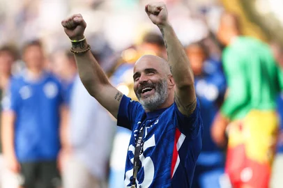 EAST RUTHERFORD, NEW JERSEY - JULY 13: Enzo Maresca, Head Coach of Chelsea FC, celebrates following the FIFA Club World Cup 2025 Final match between Chelsea FC and Paris Saint-Germain at MetLife Stadium on July 13, 2025 in East Rutherford, New Jersey.   Buda Mendes/Getty Images/AFP (Photo by Buda Mendes / GETTY IMAGES NORTH AMERICA / Getty Images via AFP)<!-- NICAID(16079889) -->