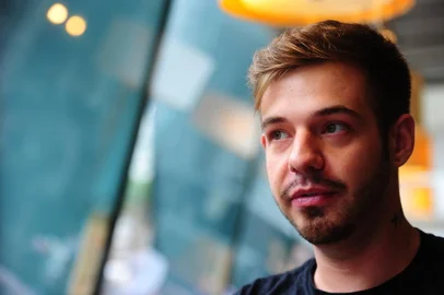 CAXIAS DO SUL, RS, BRASIL, 18/02/2020. Escritor caxiense Pedro Guerra, autor de "Todo o Bullying da Minha Vida", fala sobre os resultados de um questionário sobre bullying que aplicou nas escolas caxienses, inspirado em método britânico. (Porthus Junior/Agência RBS)<!-- NICAID(14423190) -->