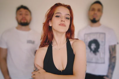 Banda caxiense já soma mais de 11 anos de estrada e entra em nova fase A Ultrasonic, banda caxiense focada em releituras de grandes sucessos do pop rock, reggae e reggaeton, anuncia a volta aos palcos da região, agora com nova formação. Com a saída do vocalista Nyk de Pieri, a banda composta por Guido Ângelo (bateria/percussão) e Ricardo Reolon (violão/guitarra), esteve buscando sua nova voz nos últimos meses. Laura Sartor, 21 anos, foi a escolhida para dar o start nessa nova fase da banda.<!-- NICAID(15274236) -->