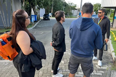 No Rio, jornalista da Serra grava reportagem com o Cauã Reymond<!-- NICAID(16057767) -->