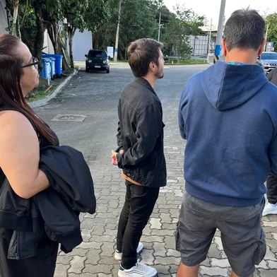 No Rio, jornalista da Serra grava reportagem com o Cauã Reymond<!-- NICAID(16057767) -->