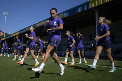Marta treina olhando para o relógio<!-- NICAID(15497180) -->