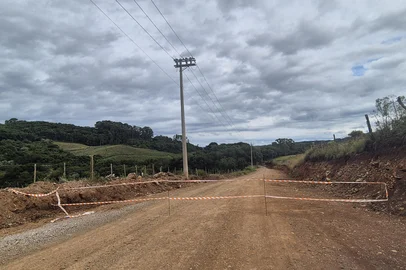 Ederson de Oliveira / Divulgação Obras provocam bloqueios temporários na Estrada Municipal Agostinho Mariano Tonella, no distrito de Vila Seca, nesta segunda-feira<!-- NICAID(16240989) -->