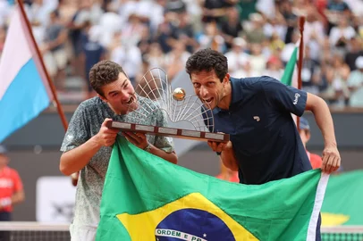João Fonseca (branco) e Marcelo Melo (azul) vencem Rio Open de duplas. Foto: Fotojump/ Rio Open/Divulgação<!-- NICAID(16230562) -->