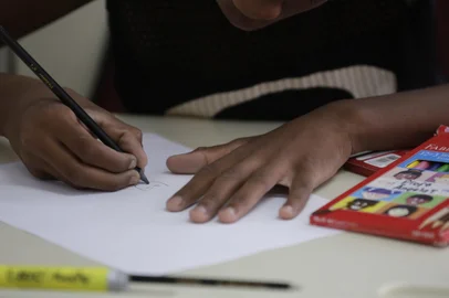 Porto Alegre, RS, Brasil, 18-04-2024: Turma de Diferenciação Pedagógica na EMEF Wenceslau de Fontoura, no bairro Mario Quintana. A escola conta com turmas de Diferenciação Pedagógica, cujo foco é trabalhar com os diferentes níveis de aprendizagem dentro da sala de aula, sobretudo, com aqueles alunos que ainda não concluíram o processo de alfabetização. Essas turmas têm como característica, principalmente nos anos finais do ensino fundamental, a possibilidade de contar com a presença de um professor pedagogo no primeiro semestre do ano, que atua como ponto focal das estratégias de planejamento, a fim de auxiliar os professores de área. Esse professor, que atua em até 9 períodos, também é responsável pelas avaliações referentes ao processo de alfabetização. Foto: Mateus Bruxel / Agência RBSIndexador: Mateus Bruxel<!-- NICAID(15739392) -->