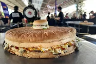 Começa nesta sexta-feira (14) a terceira edição do Festival do Xis, em Santa Maria, que segue até domingo (16) na Gare da Estação. O evento reúne 18 operações de xis e food trucks, além de sete cervejarias. A organização espera mais de 35 mil visitantes e pretende superar os 30 mil lanches vendidos no ano passado. A entrada é gratuita.<!-- NICAID(16167397) -->