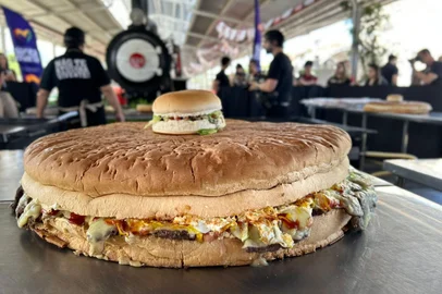 Começa nesta sexta-feira (14) a terceira edição do Festival do Xis, em Santa Maria, que segue até domingo (16) na Gare da Estação. O evento reúne 18 operações de xis e food trucks, além de sete cervejarias. A organização espera mais de 35 mil visitantes e pretende superar os 30 mil lanches vendidos no ano passado. A entrada é gratuita.<!-- NICAID(16167397) -->