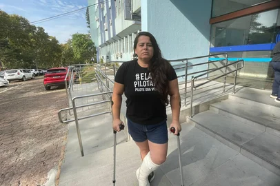 PORTO ALEGRE, RS, BRASIL, 07-05-2025, 10h00: Ana Cláudia Silva de Araújo, 36 anos, se deslocava de moto para o trabalho quando deparou com um fio solto na zona sul de Porto Alegre. Ela caiu e sofrer uma fratura. (Foto: Guilherme Milman/Agencia RBS)<!-- NICAID(16032100) -->