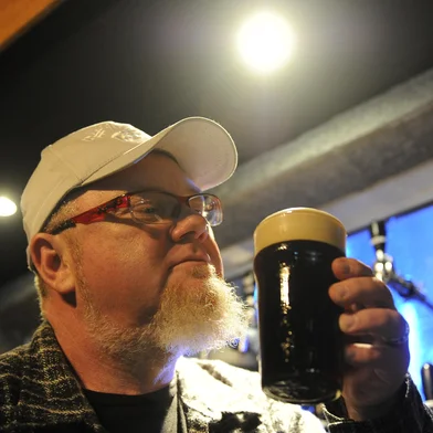 PORTO ALEGRE, RS, BRASIL - 09-07-2015 - Modelo de copos para os tipois de cervejas artesanais. Consultor de cervejas SADY HOMRICH(FOTO:MARCELO OLIVEIRA/AGÊNCIA)<!-- NICAID(11536597) -->