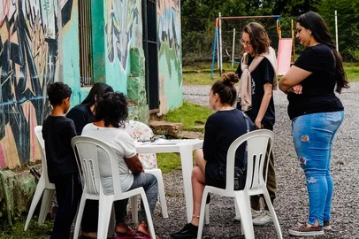 Mais de 200 famílias da Zona Norte de Caxias do Sul já foram entrevistadas pelo diagnóstico socioterritorial do projeto IN.Fluenciando a ZN, da Fluência Casa Hip Hop. O estudo, que segue até o final de abril, está mapeando demandas artísticas e culturais dos bairros Belo Horizonte, Canyon, Centenário, Colina do Sol, Fátima Baixo, Santa Fé e Vila Ipê. Os resultados serão conhecidos em maio e vão subsidiar a oferta de oficinas gratuitas que serão oferecidas à comunidade no segundo semestre de 2023.<!-- NICAID(15391149) -->