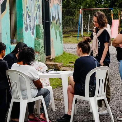 Mais de 200 famílias da Zona Norte de Caxias do Sul já foram entrevistadas pelo diagnóstico socioterritorial do projeto IN.Fluenciando a ZN, da Fluência Casa Hip Hop. O estudo, que segue até o final de abril, está mapeando demandas artísticas e culturais dos bairros Belo Horizonte, Canyon, Centenário, Colina do Sol, Fátima Baixo, Santa Fé e Vila Ipê. Os resultados serão conhecidos em maio e vão subsidiar a oferta de oficinas gratuitas que serão oferecidas à comunidade no segundo semestre de 2023.<!-- NICAID(15391149) -->