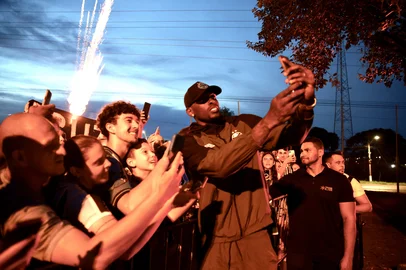 Jogador Caíque do Grêmio da autógrafos aos torcedores presentes na chegada do time. Jefferson Botega/Agencia RBS<!-- NICAID(15691394) -->