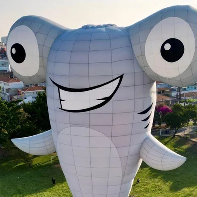 O projeto infantil o Tubarão Martelo está prestes a realizar um feito inédito no universo do balonismo. A marca, criada por Cláudio Fraga, anuncia o lançamento de seu balão em formato de tubarão-martelo, o primeiro do mundo. O balão, com 34 metros de altura e 29 metros de largura, faz sua estreia mundial sendo uma das grandes atrações do 35º Festival Internacional de Balonismo de Torres, no Rio Grande do Sul, que acontece de 1 a 4 de maio. Depois, segue para outros festivais de balonismo internacionais em Taiwan (julho), Albuquerque (outubro), Leon - Mexico (novembro) e Qatar (dezembro).<!-- NICAID(16026336) -->