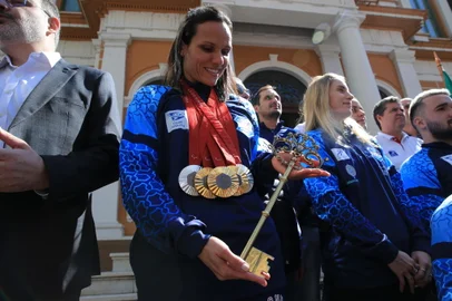PORTO ALEGRE, RS, BRASIL, 17/09/2024- Com cinco medalhas conquistadas nos Jogos Paralímpicos de Paris 2024, a atleta do Grêmio Náutico União, Maria Carolina Santiago, chega a Porto Alegre. Foto: Ronaldo Bernardi / Agencia RBS<!-- NICAID(15868434) -->