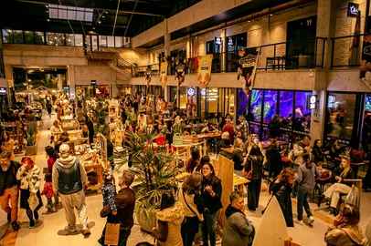 Reconstrução e urgência são as palavras do momento que precisam sair da teoria à prática. Pensando e agindo em relação a isso, a curadora Luciana (Lulu) Alberti vem à cena com a Le Marché Chic. A feira de moda, arte e design autoral se abre ainda mais para os negócios sustentáveis. É o handmade não só como conceito, mas como business.No dia 6 de julho, sábado, das 10h às 12h, no Pátio da Estação, ocorre um talk show exclusivo entre empreendedores e artesãos expositores, com mediação da especialista em marcas, Valéria Alberti. O apoio é do Sebrae. Também haverá a participação especial da influencer ou “Marché motivadora” Dani Conte. Ela vai “invadir” o instagram da Le Marché, acompanhar as palestras e contar tudo (e mais um pouco) sobre a feira.<!-- NICAID(15798548) -->