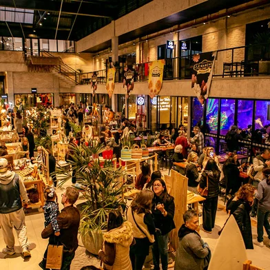 Reconstrução e urgência são as palavras do momento que precisam sair da teoria à prática. Pensando e agindo em relação a isso, a curadora Luciana (Lulu) Alberti vem à cena com a Le Marché Chic. A feira de moda, arte e design autoral se abre ainda mais para os negócios sustentáveis. É o handmade não só como conceito, mas como business.No dia 6 de julho, sábado, das 10h às 12h, no Pátio da Estação, ocorre um talk show exclusivo entre empreendedores e artesãos expositores, com mediação da especialista em marcas, Valéria Alberti. O apoio é do Sebrae. Também haverá a participação especial da influencer ou “Marché motivadora” Dani Conte. Ela vai “invadir” o instagram da Le Marché, acompanhar as palestras e contar tudo (e mais um pouco) sobre a feira.<!-- NICAID(15798548) -->