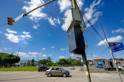 Sinaleira inteligente instalada no bairro Menino Deus, em Porto Alegre