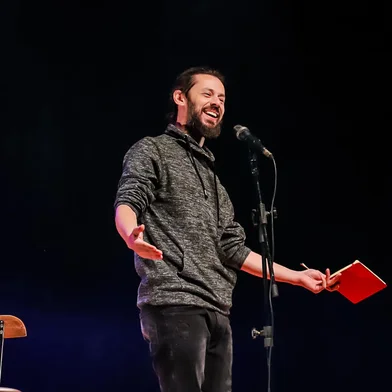 Caxias do Sul e Bento Gonçalves recebem, na próxima segunda (19) e terça-feira (20), o humorista Nando Viana com seu espetáculo A Noite Que Gravo Para Internet.<!-- NICAID(15840997) -->