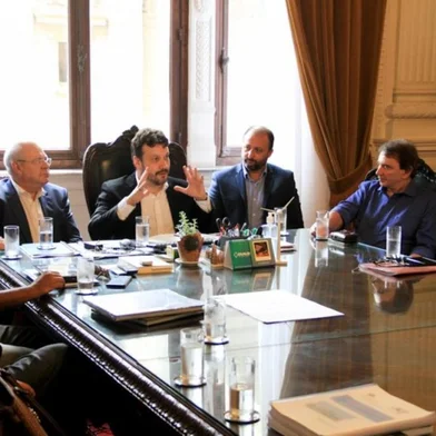 Engenheiros que atuam para um grupo de investidores buscam, entre Canela e São Francisco de Paula, na Serra, uma área apta a receber o projeto de um complexo que inclui um autódromo de padrão internacional, capaz de receber uma prova da Fórmula-1. Entre esta quarta e quinta-feira, dias 8 e 9, os profissionais buscam o espaço ideal, com os mil hectares demandados pela obra. Além da pista, com capacidade para um público de 100 mil pessoas, o complexo prevê um condomínio residencial, hotel, centro empresarial, centro de compras, museus, parques e restaurantes temáticos, e áreas para eventos e prática de esportes, como golfe. O investimento previsto em R$ 3 bilhões estima gerar uma movimentação de R$ 2 bilhões por ano para a região.<!-- NICAID(15369315) -->