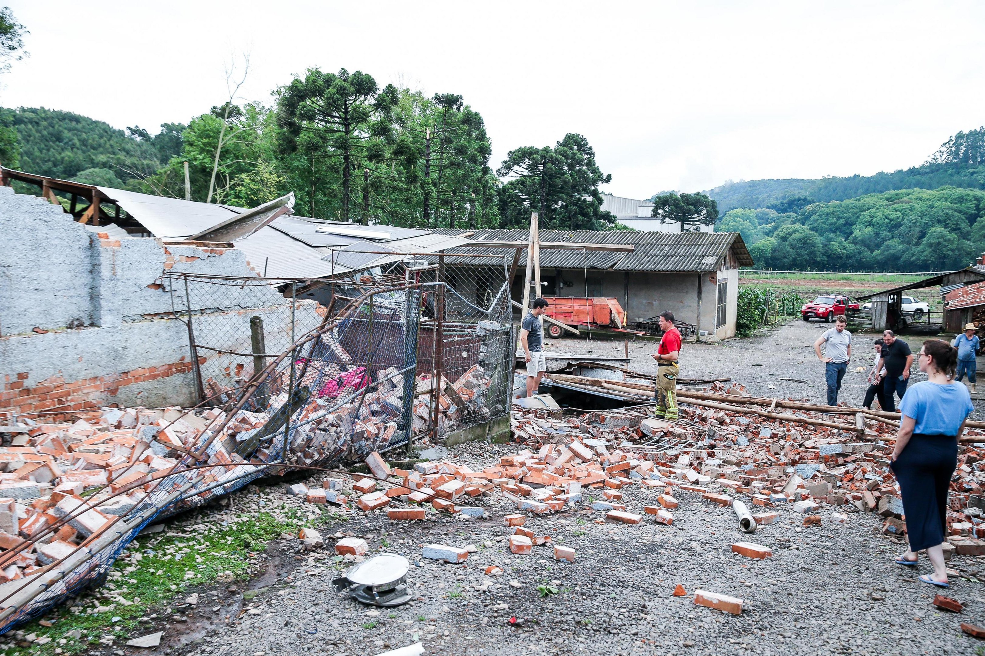 Defesa Civil do Estado confirma que um tornado provocou a destrui&ccedil;&atilde;o no interior de Farroupilha